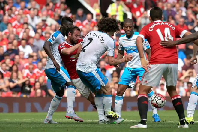 包含曼联逆转战胜对手，全队士气大涨，掌声雷动的词条