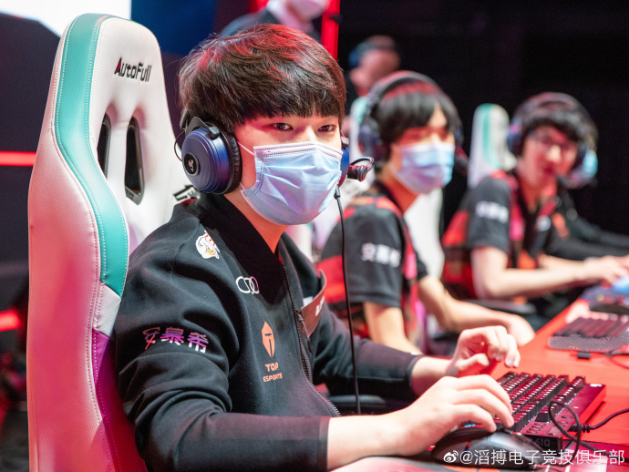 C9险胜G2，JackeyLove完成史诗逆转宿敌对决入围赛，引爆全场热议