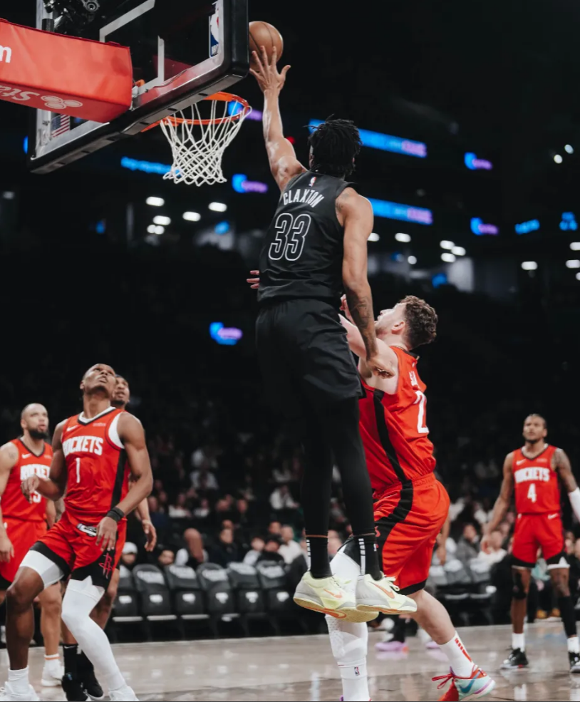 关于篮网险胜火箭，德罗赞统治全场的信息