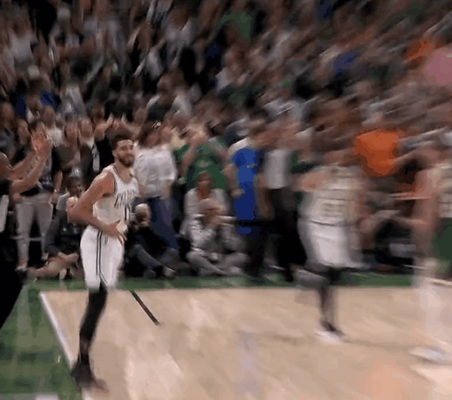 尼克斯鏖战雄鹿，塔图姆惊艳四座