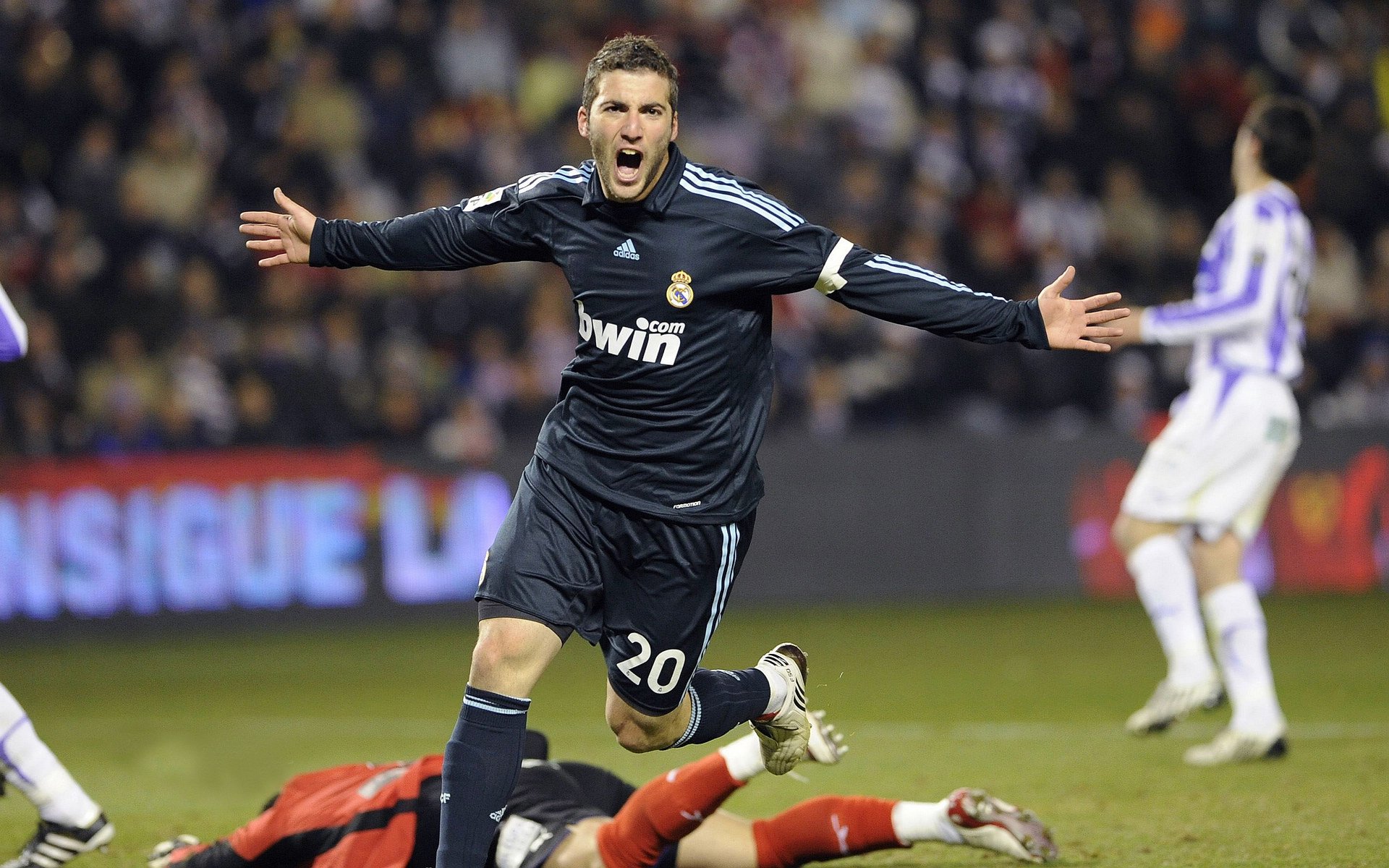 战术棋盘与速度艺术,加纳的绿茵智慧与加维的街道统治