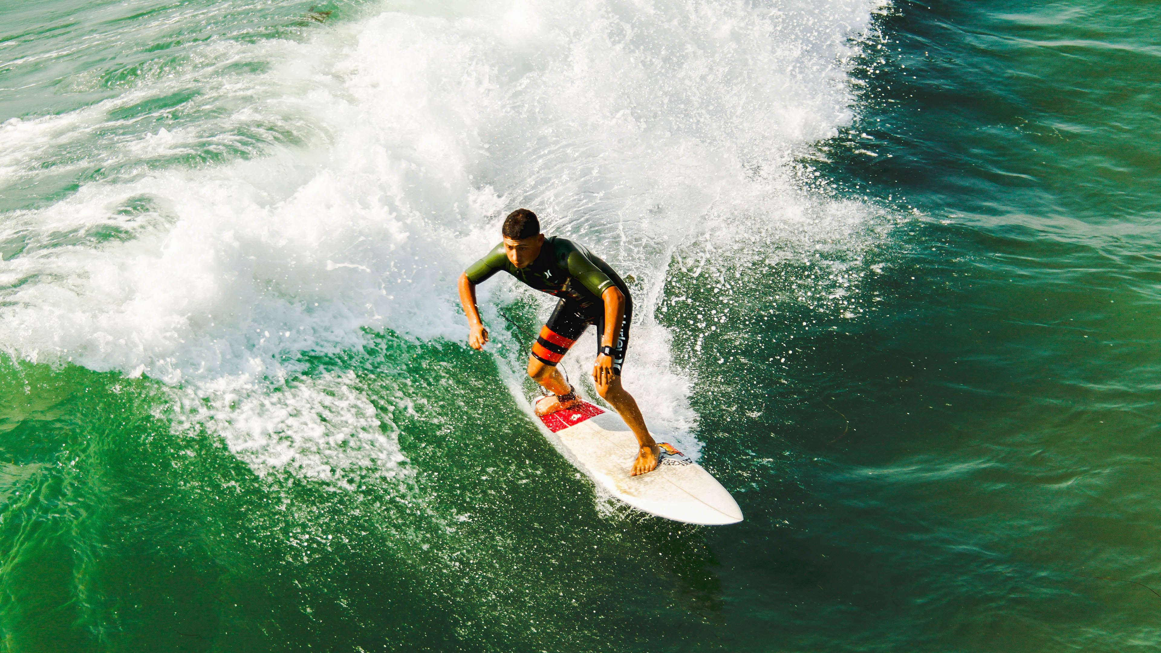 战术棋盘与速度艺术,加纳的绿茵智慧与加维的街道统治